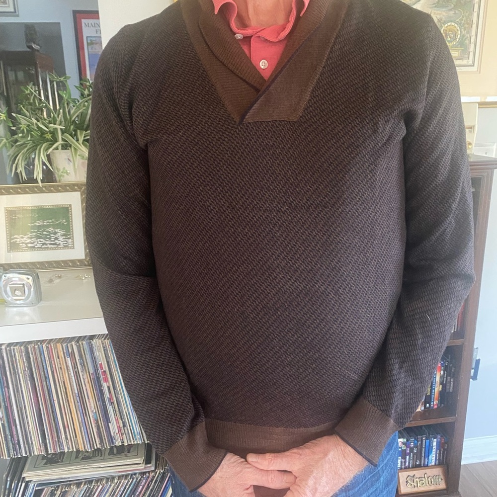 Boss Men's V-Neck Dark Brown Sweater Merino materiel. 32” sleeve. 
25” p. To p.